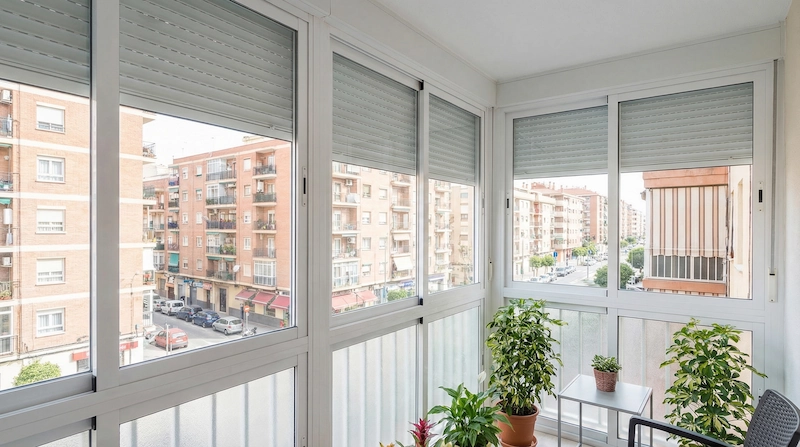 Galería cerrada con persianas integradas