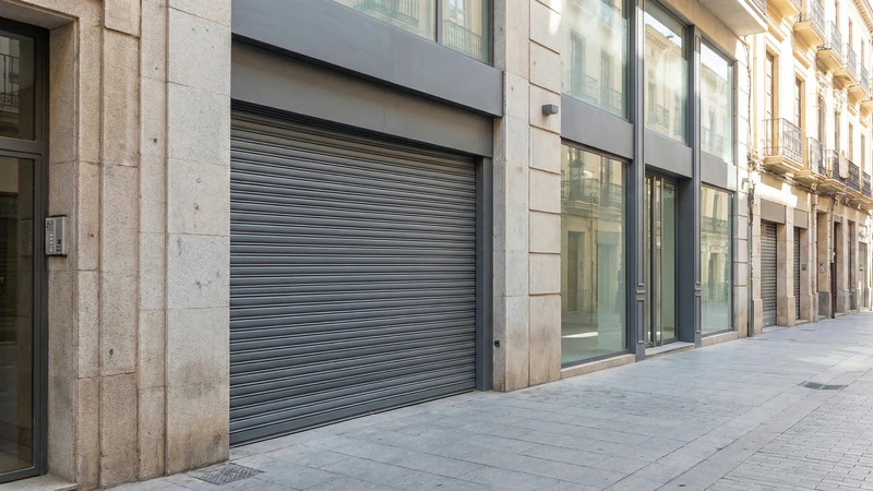 Puerta enrollable de aluminio en local comercial de Murcia